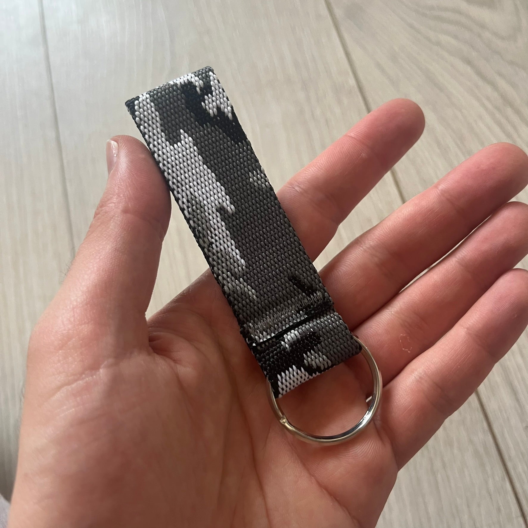 Supreme SS26 Snow Camo Webbing Keychain – único13