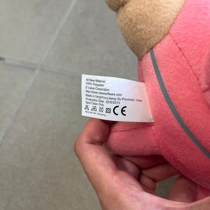 Team Fortress 2 Balloonicorn 2013 Plushie is a pink plush based on the Balloonicorn character from Pyroland, introduced in the 2012 Pyromania update. Released by Valve in 2013 as part of the first series of Valve-themed plush toys, it measures approximately 14.5 inches from horn tip to tail. This plush comes without the original in-game item code.
