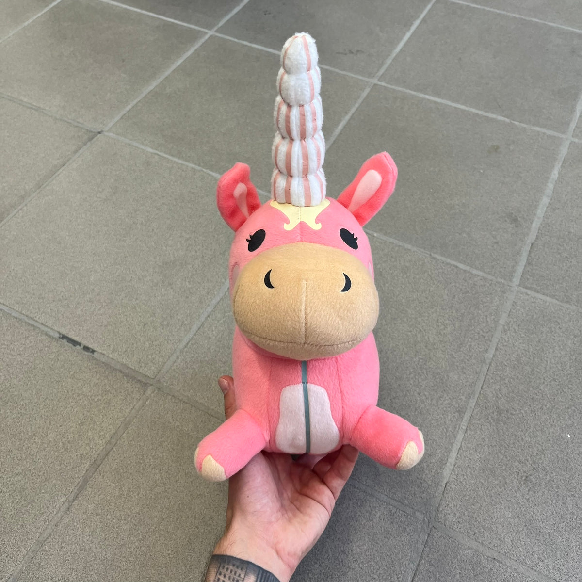 Team Fortress 2 Balloonicorn 2013 Plushie is a pink plush based on the Balloonicorn character from Pyroland, introduced in the 2012 Pyromania update. Released by Valve in 2013 as part of the first series of Valve-themed plush toys, it measures approximately 14.5 inches from horn tip to tail. This plush comes without the original in-game item code.
