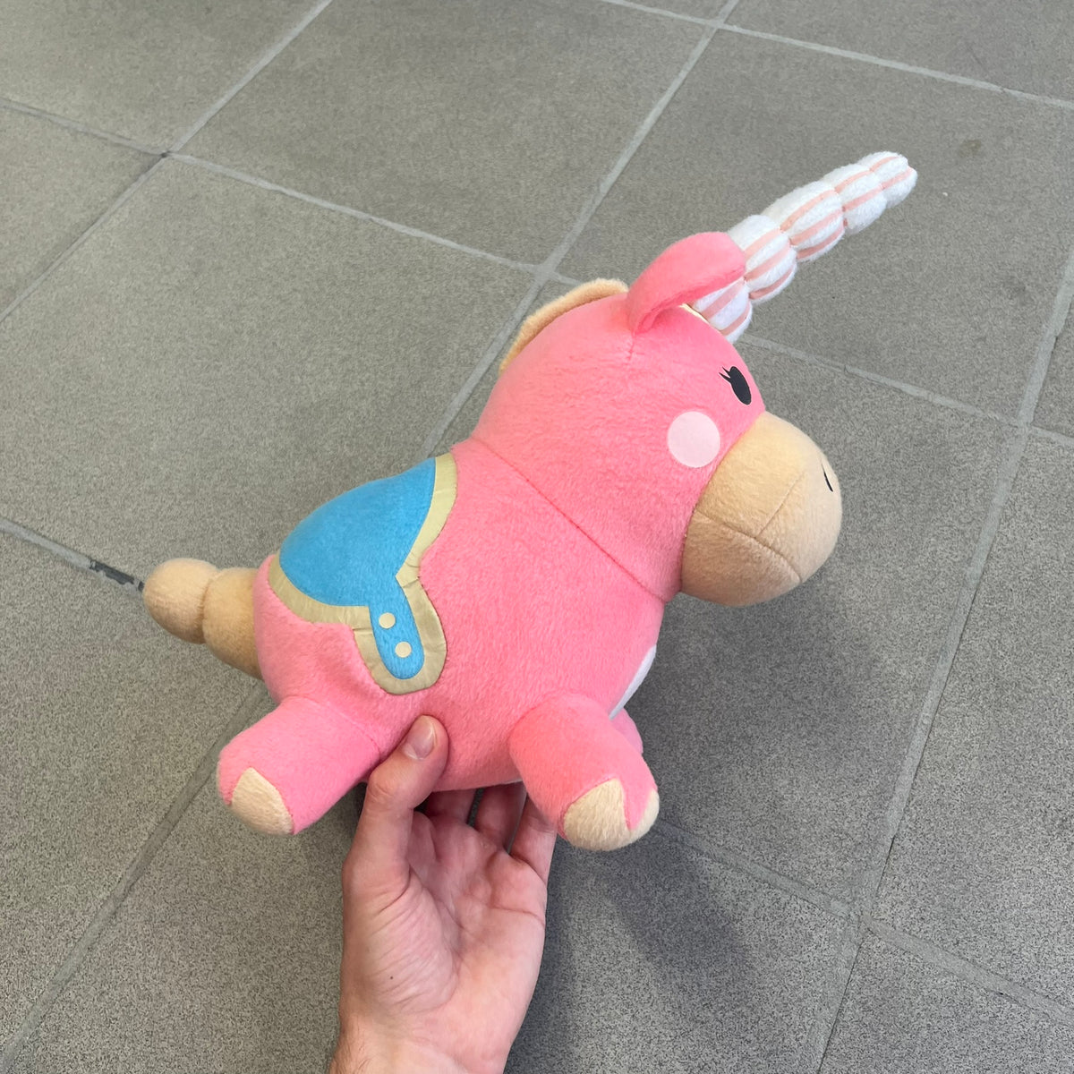 Team Fortress 2 Balloonicorn 2013 Plushie is a pink plush based on the Balloonicorn character from Pyroland, introduced in the 2012 Pyromania update. Released by Valve in 2013 as part of the first series of Valve-themed plush toys, it measures approximately 14.5 inches from horn tip to tail. This plush comes without the original in-game item code.
