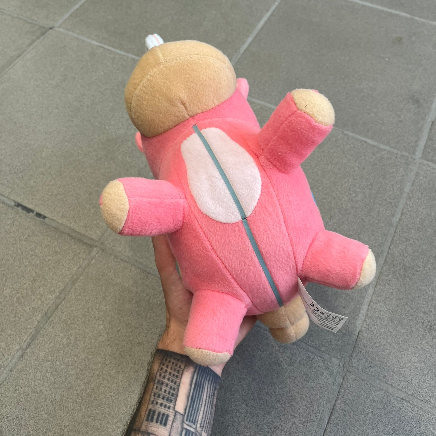 Team Fortress 2 Balloonicorn 2013 Plushie is a pink plush based on the Balloonicorn character from Pyroland, introduced in the 2012 Pyromania update. Released by Valve in 2013 as part of the first series of Valve-themed plush toys, it measures approximately 14.5 inches from horn tip to tail. This plush comes without the original in-game item code.
