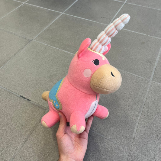 Team Fortress 2 Balloonicorn 2013 Plushie is a pink plush based on the Balloonicorn character from Pyroland, introduced in the 2012 Pyromania update. Released by Valve in 2013 as part of the first series of Valve-themed plush toys, it measures approximately 14.5 inches from horn tip to tail. This plush comes without the original in-game item code.
