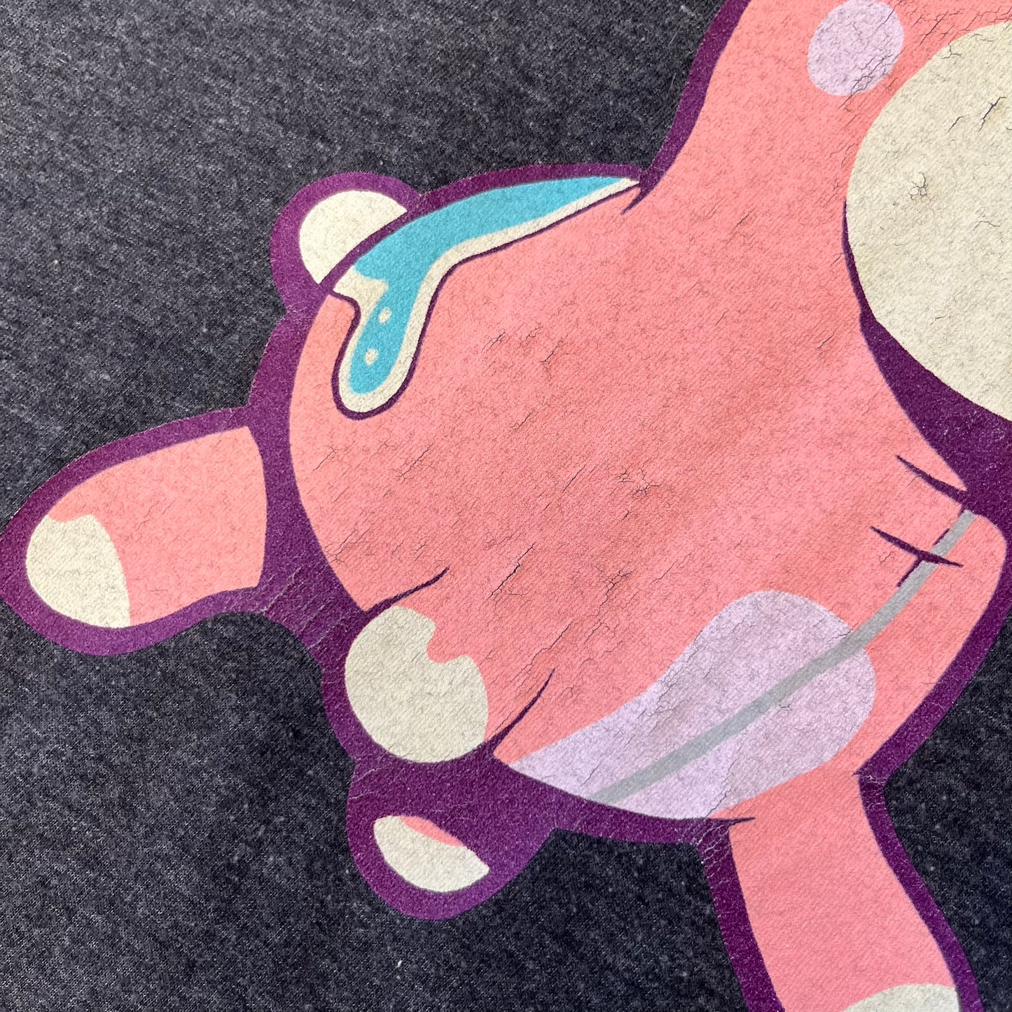 Team Fortress 2 “Balloonicorn & Sentry” 2010s Tee is a dark grey cotton-polyester blend T-shirt with a printed Valve neck tag. The front features a pink Balloonicorn graphic, while the back displays a red Engineer Sentry graphic. This officially licensed Team Fortress 2 T-shirt is a rare release.

