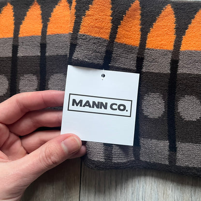Officially licensed Team Fortress 2 merchandise released in 2014 by The Coop. This scarf is made from soft knit material and features a trompe-l’œil bullet bandolier graphic designed to replicate the ammunition belt worn by the Heavy character. Long and warm in construction, it displays repeated cartridge details along the length of the scarf.