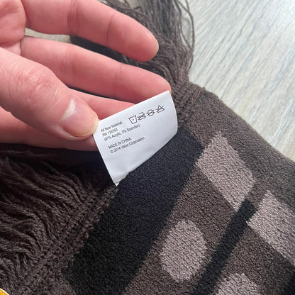 Officially licensed Team Fortress 2 merchandise released in 2014 by The Coop. This scarf is made from soft knit material and features a trompe-l’œil bullet bandolier graphic designed to replicate the ammunition belt worn by the Heavy character. Long and warm in construction, it displays repeated cartridge details along the length of the scarf.