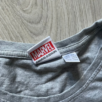 Gray 2014 Marvel tee featuring The Amazing Spider-Man 2 design with a “ripped page” effect showcasing Spider-Man’s face in the center. Text logo sits beneath the graphic for a bold cinematic touch. A collectible piece from the official movie merchandise line.