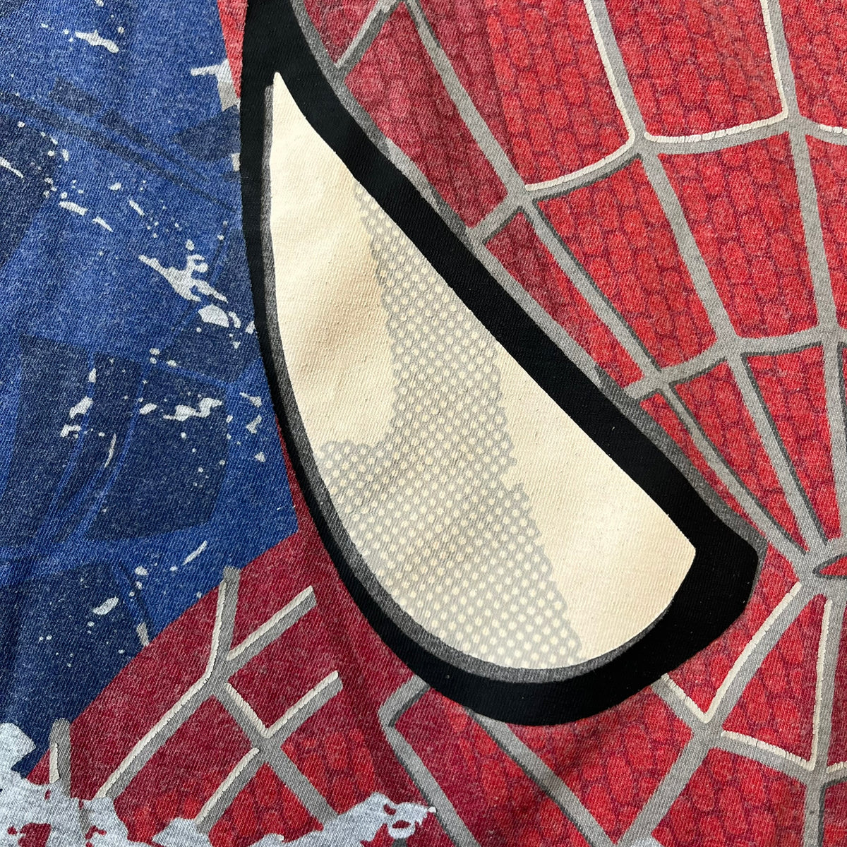 Gray 2014 Marvel tee featuring The Amazing Spider-Man 2 design with a “ripped page” effect showcasing Spider-Man’s face in the center. Text logo sits beneath the graphic for a bold cinematic touch. A collectible piece from the official movie merchandise line.
