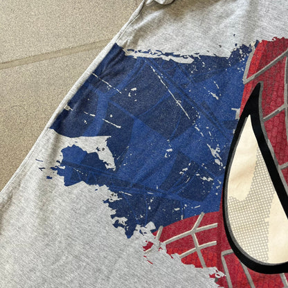 Gray 2014 Marvel tee featuring The Amazing Spider-Man 2 design with a “ripped page” effect showcasing Spider-Man’s face in the center. Text logo sits beneath the graphic for a bold cinematic touch. A collectible piece from the official movie merchandise line.