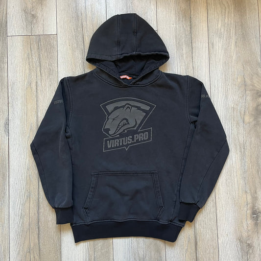 Virtus Pro 2020s Washed Black Hoodie is a black pullover hoodie featuring the Virtus.Pro logo on the front. Made from soft, high-quality materials, it offers a comfortable fit with durability suitable for casual wear or gaming. This hoodie was released in the 2020s as official Virtus.Pro esports merchandise.