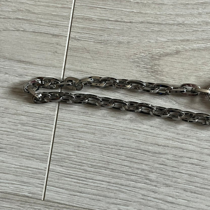 Vivienne Westwood Flat Chain Card Holder in black leather, featuring the signature silver Orb emblem on the corner. Designed with four compartments - three main slots and one smaller front pocket. Completed with a flat chain and an engraved Vivienne Westwood loop for a refined finish.