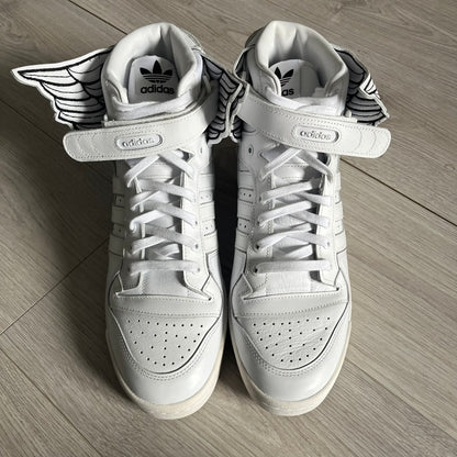 The Adidas Jeremy Scott Wings 4.0 Forum Hi launched on May 5, 2022, in a white and black colorway. Premium leather uppers highlight black stripes, heel tab, and Wings branding, while the high-top structure provides support with a padded collar and tongue. Equipped with a rubber herringbone outsole for grip, this limited edition release merges classic silhouette with JS design.
