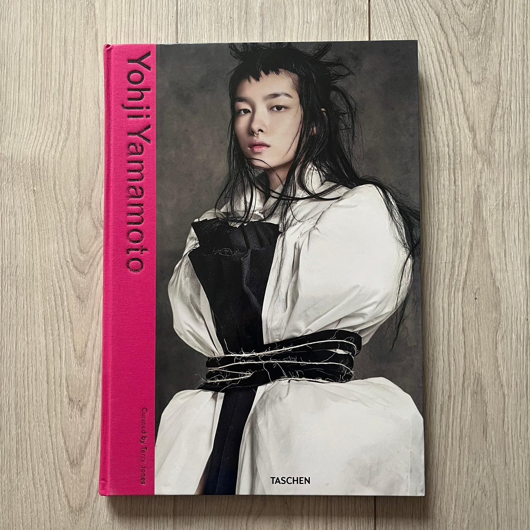 アート・デザイン・音楽 Yohji Yamamoto Curated by Terry Jones Yohji Yamamoto by Terry Jones | Goodreads